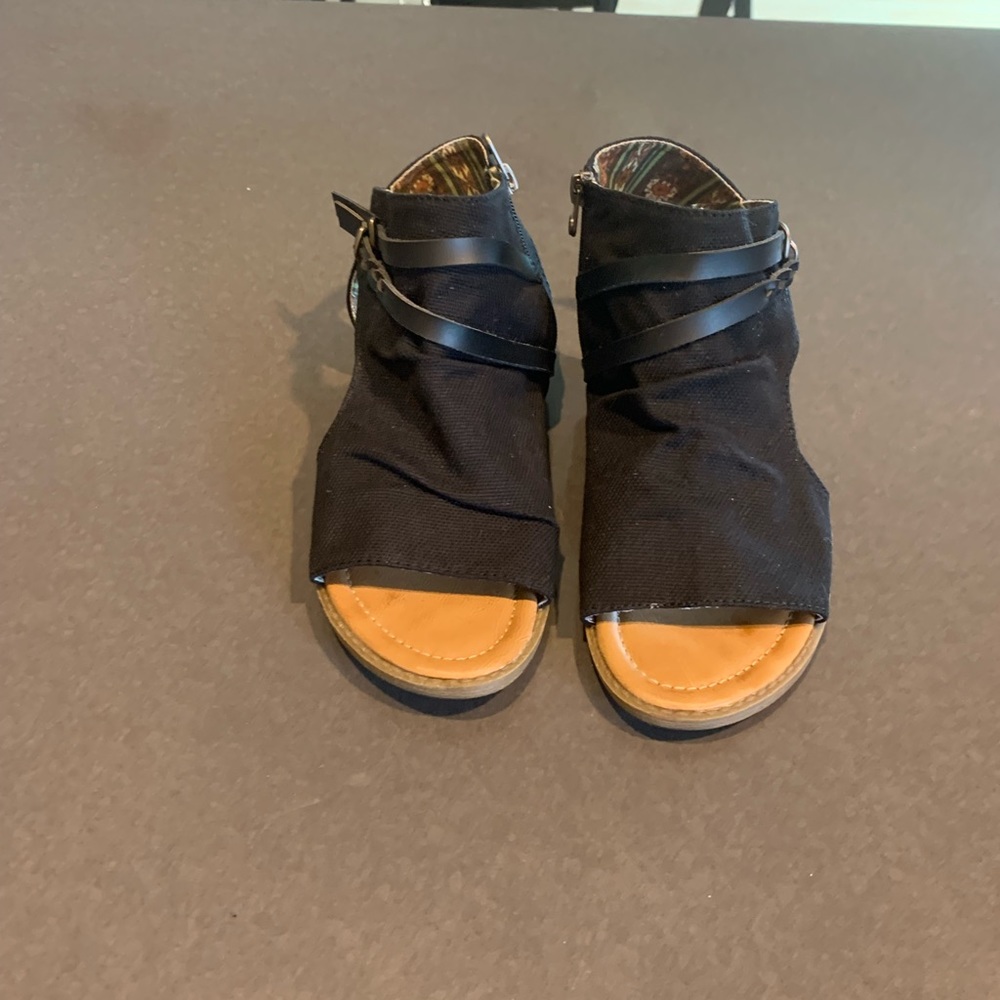 Black sandals size 10